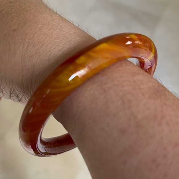 Golden orange glass bangle bracelet - Picture 3 of 4